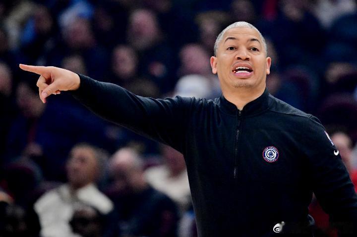 主教练泰伦卢谈快船裁掉保罗 快船记者Ohm Youngmisuk透露，卢表示并不