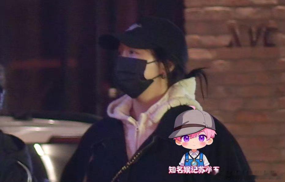 曝关晓彤深夜去酒吧去酒吧就是爱喝酒了？去酒吧有啥稀奇的吗？ 