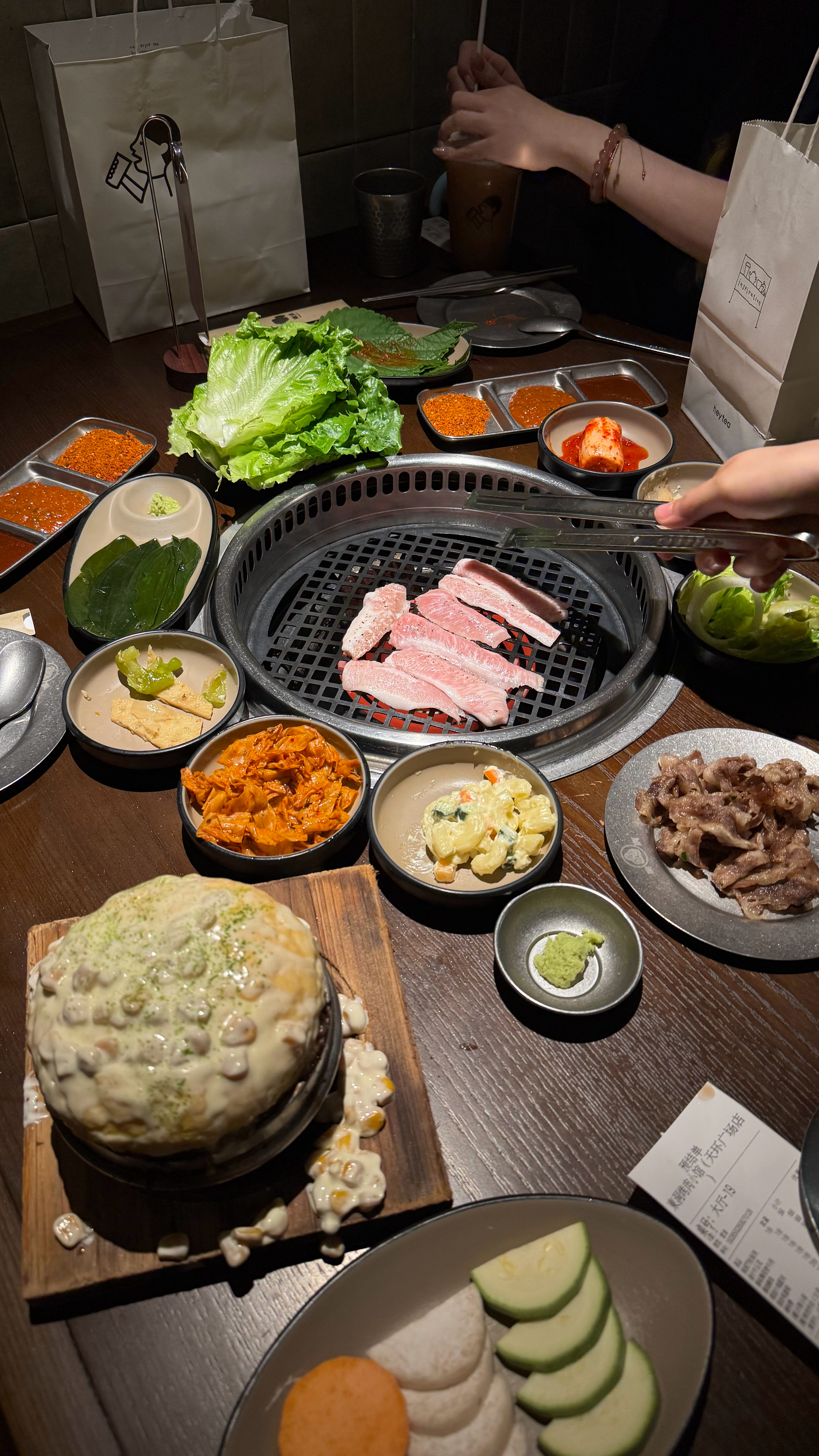 补一个回国第一顿跟老佩落地之后马上和小边汇合在天环吃了烤肉🍖然后一起通了个宵三