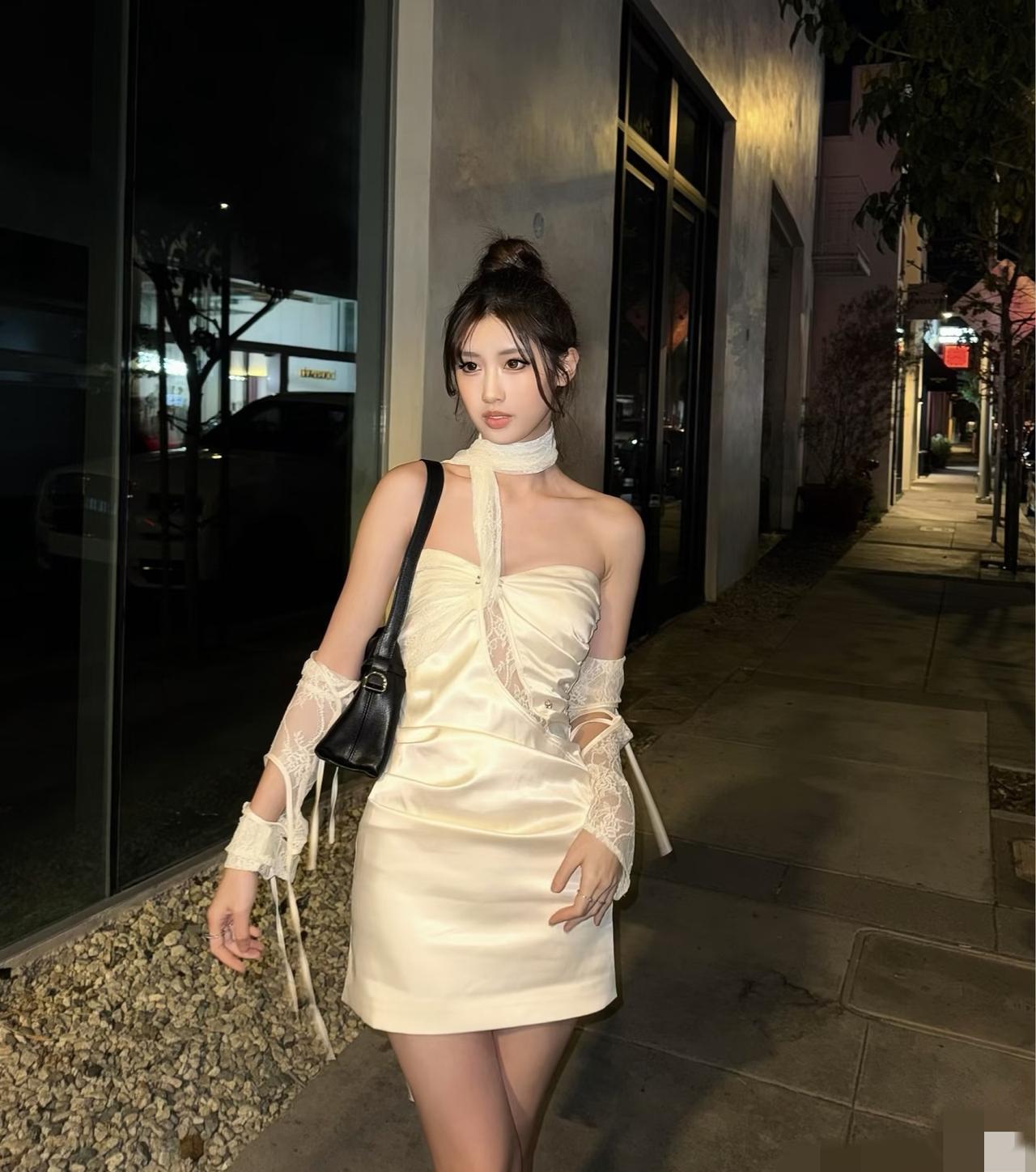 最反直觉的是：娱乐圈里最稳的亲情，往往不是血缘，是“投入”。
美国高中到大学，