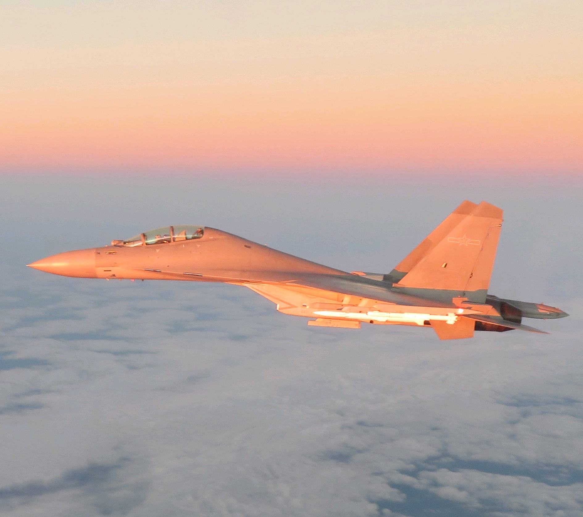 演习场上的金色传说参演的轰-6K和为其护航的歼-16披上金色战甲的歼-16真好看