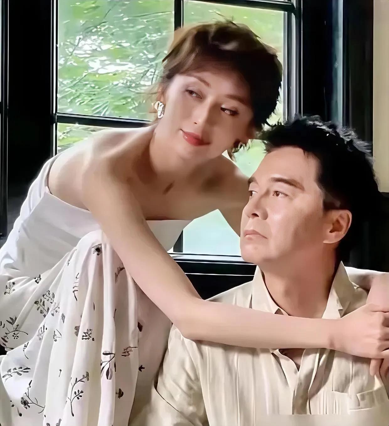 男人一旦找了年龄小的女人做老婆，很值，看许亚军，每天都在享受生活。一个妩媚动人，