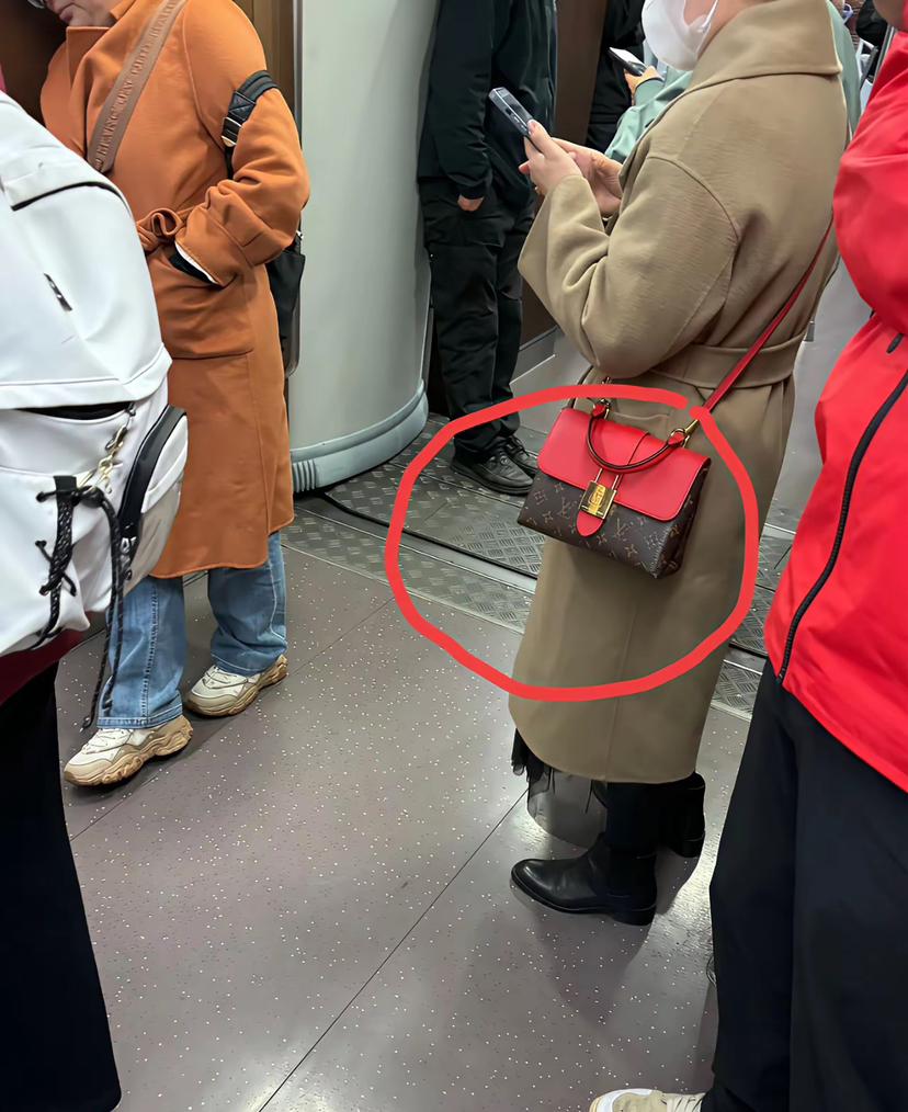 家人们谁懂啊！今天早上7点15，北京地铁19号线上，我老远就被一个姐姐的包给拿捏