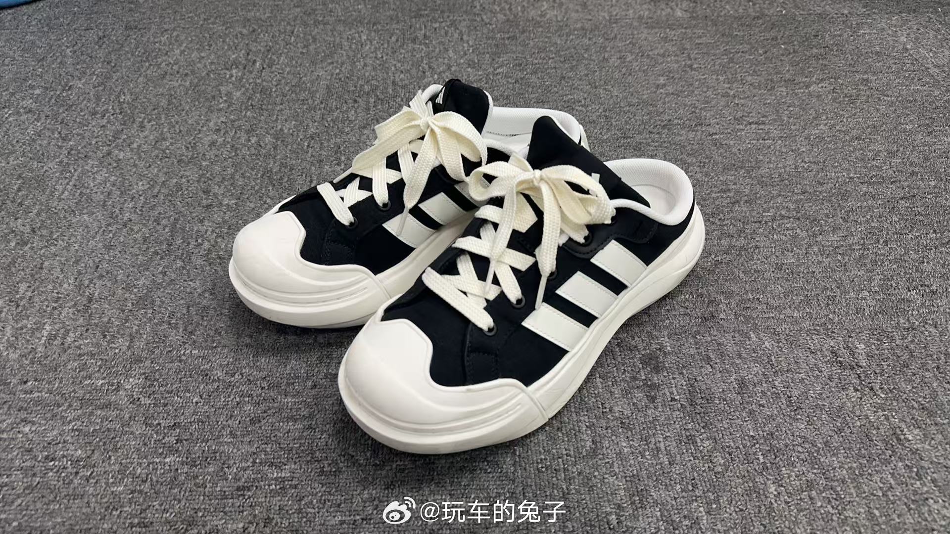 耐克将清退中国数千家在线经销商 我看了一下我家的鞋墙，发现已经很久没有买过耐克的