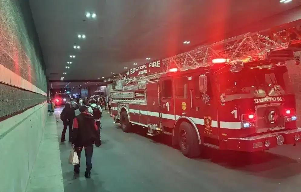 赛后凯尔特人主场竟然着火了，塔图姆简直开心的要死，因为这场大火，塔图姆名正言顺的