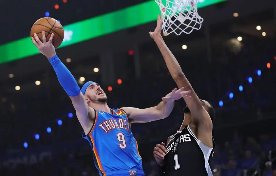 北京时间5月19日，NBA季后赛继续进行。在今天一场西部决赛首战中，卫冕冠军雷霆