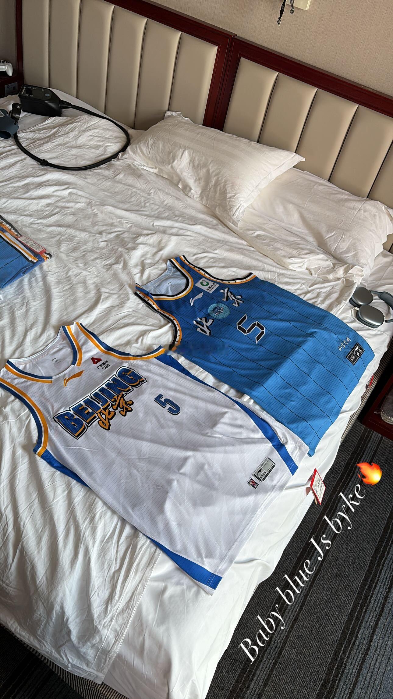 北京首钢北京男篮 奥莫特展示新战袍 并与南苏丹老乡汇合。 