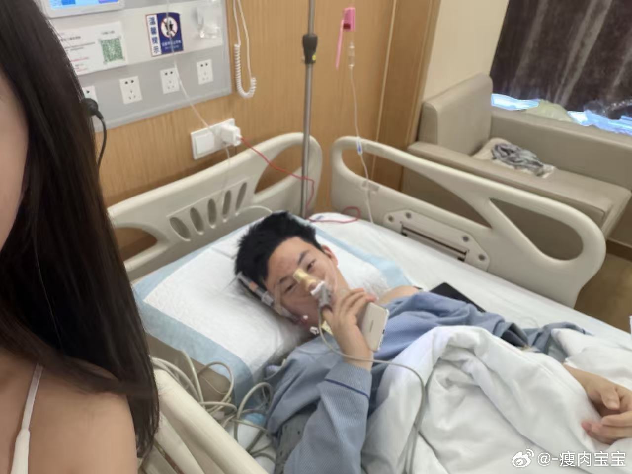 做鼻子那天诡秘飞过来看我拍的我原生眼睛很乳化 月底我可能会修眼睛，提眼头开外眼角