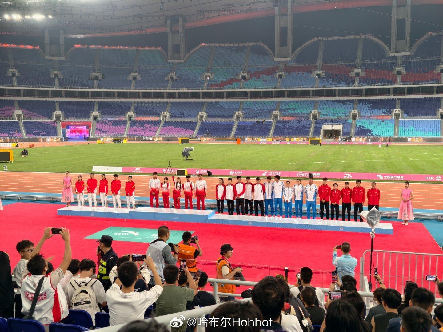 混合4x400米接力领奖台队伍