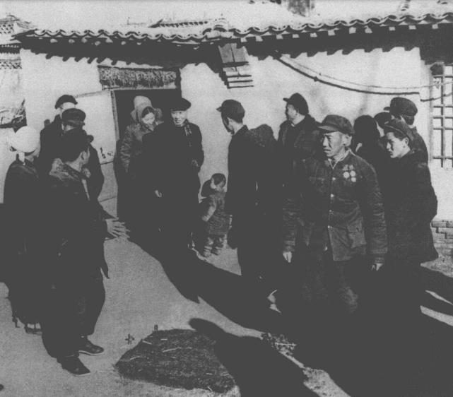 1957年2月，刘少奇在河北省清苑县农村视察