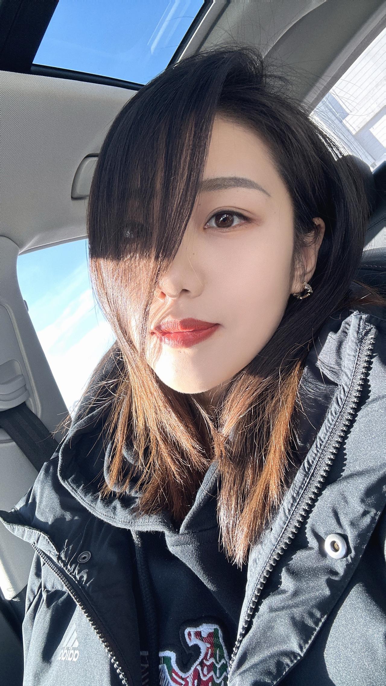 西装裹住的是身体，而非他眼底翻涌的占有欲女生