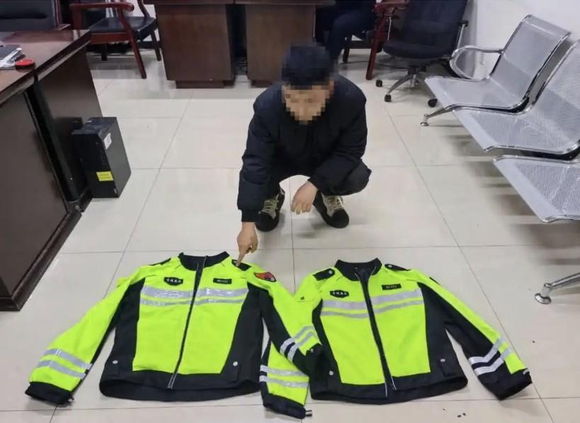 最近，内蒙古呼和浩特赛罕区一婚礼现场，8 人穿着和公安骑警超像的制式服装当开路车