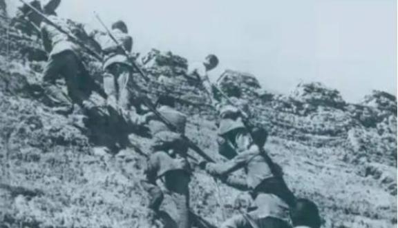 1947年，解放军久攻不下狮脑山，一到夜里，山上还传来小孩哭声，侦察兵冒险摸上山