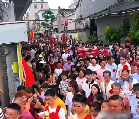 近日，广东揭阳，一位还输着氧气的阿嬤，静静地坐在救护车里期盼地望向人群，迎面走来