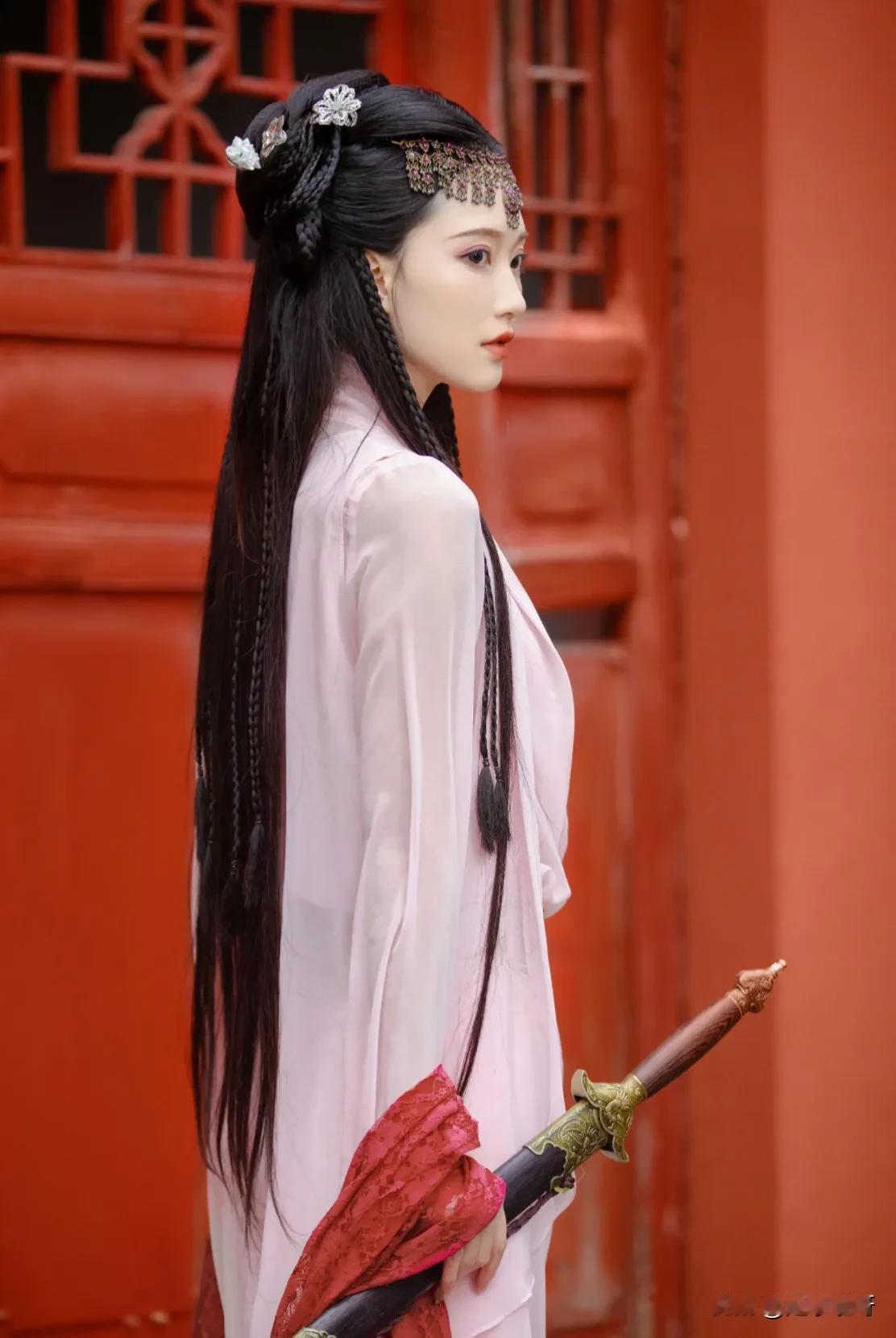 漂亮女孩体验古代剑客