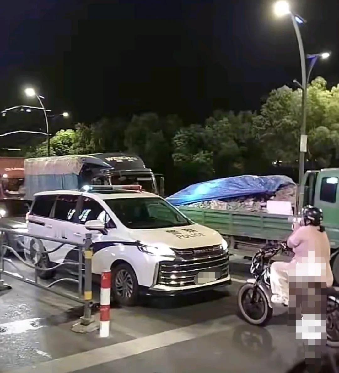 最近一些奇葩新闻看多了，我都有点怀疑是不是2025年。
警察，平常人看到了，都是