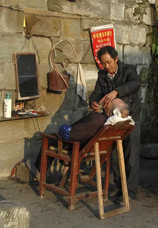 理发用方言表达还挺有意思的。客家话说理发是“剪头那毛”，很有特色。在东北三省，有