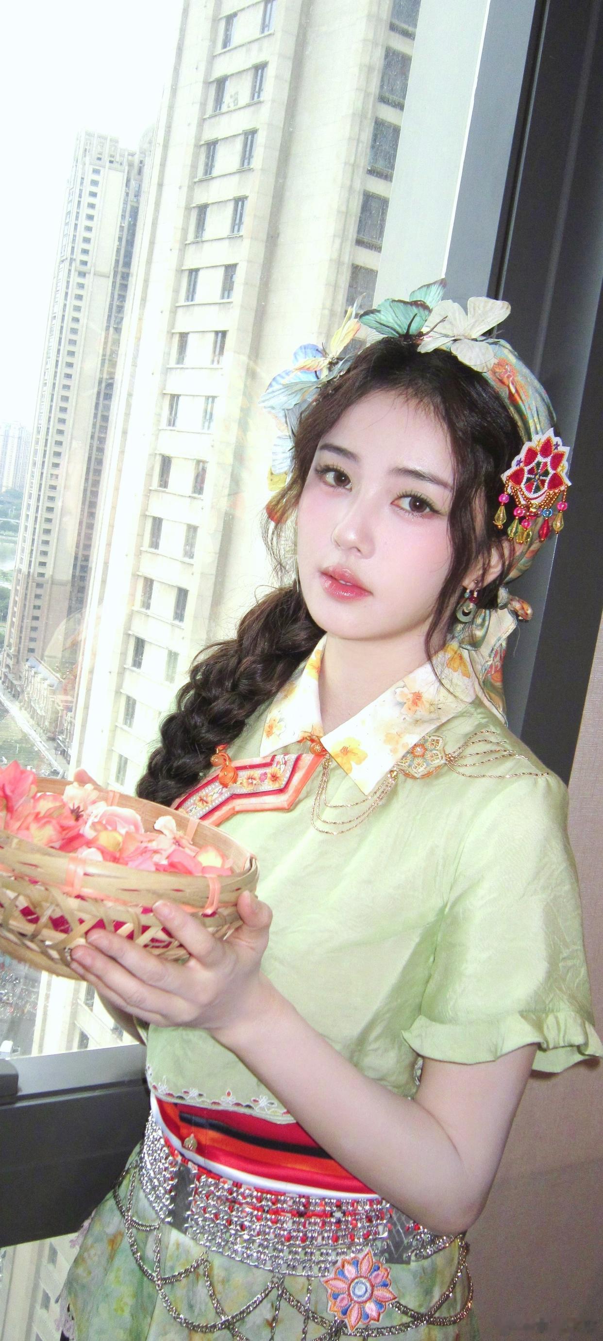 白鹿｜穿搭壁纸，白鹿晒惠安女造型。每日一善阳光信用