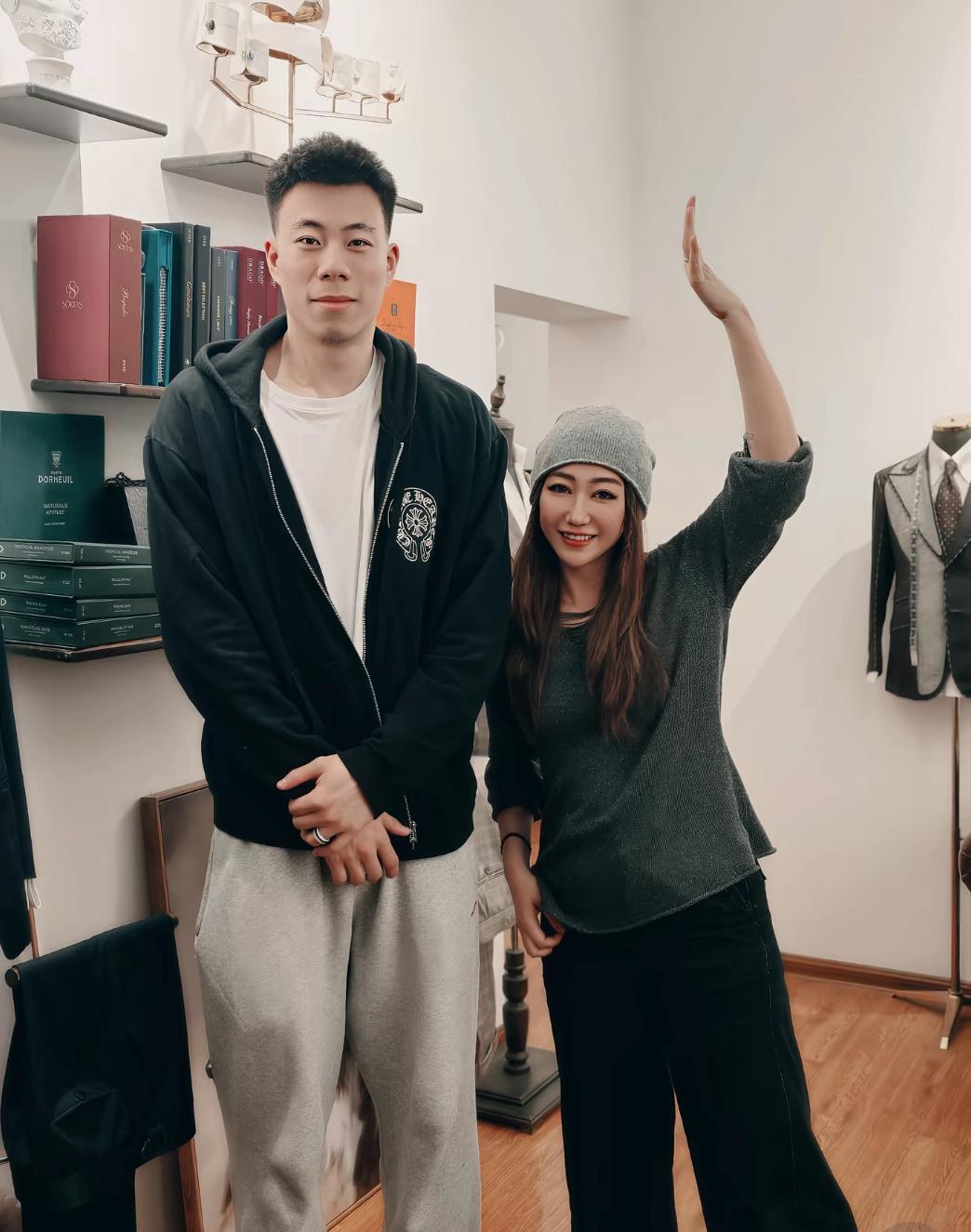 女理发师为上海久事男篮加油助威，说好好打，别受伤！其余的不多说，懂得都懂。

6