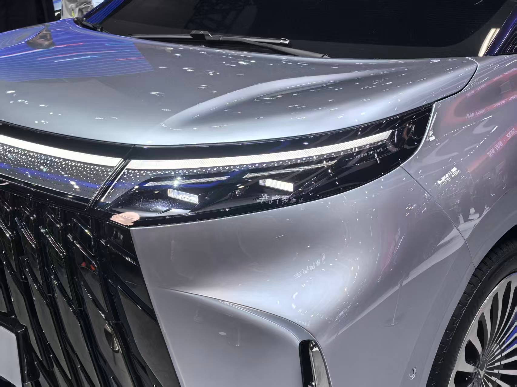 2025年11月21日，正在进行的2025广州车展中，北汽极狐首款豪华MPV原型