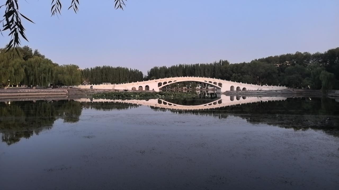 打卡夕阳下的劳动公园小白桥，别有一番滋味在心头！