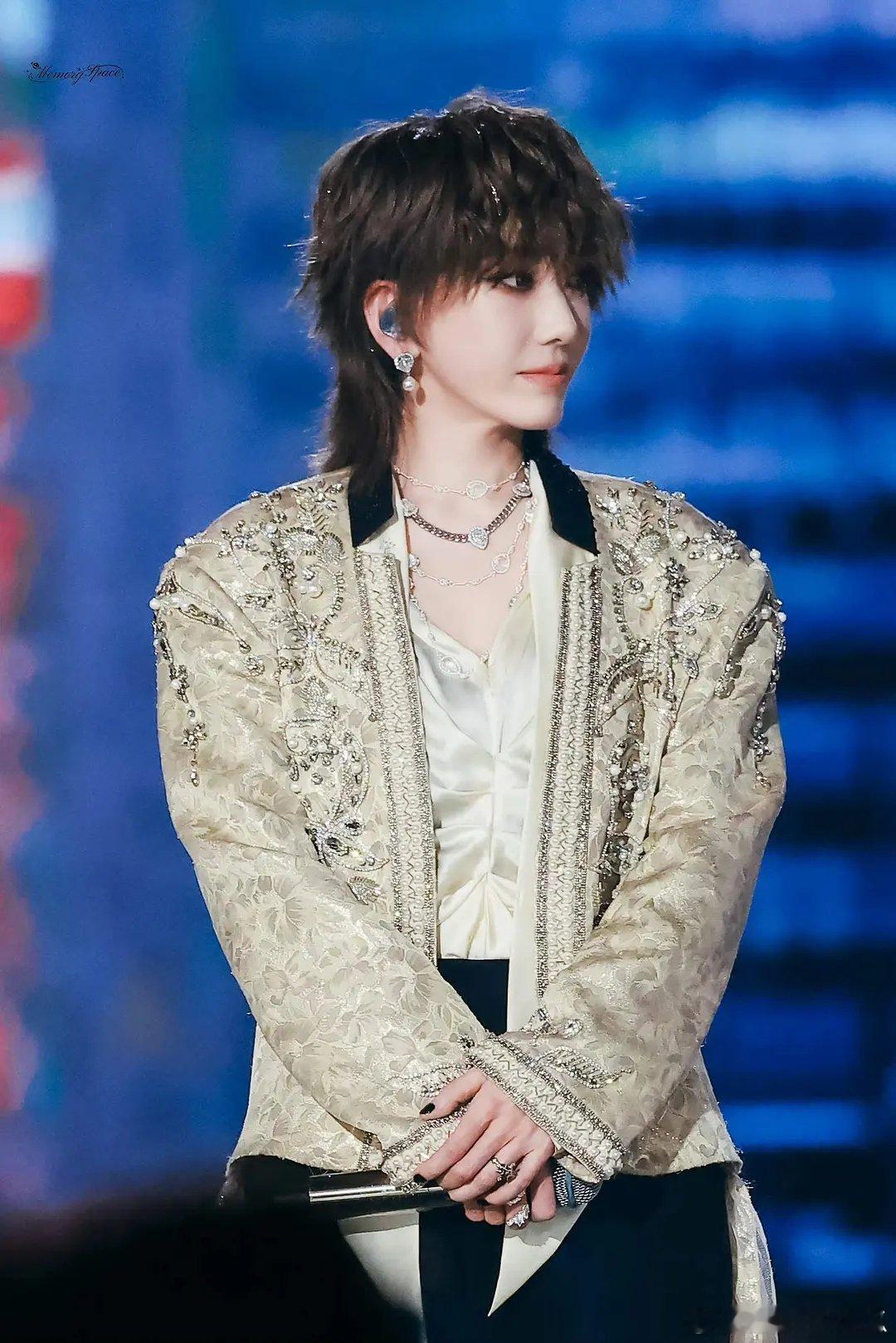 刘昕这个妆造很难评啊 ​​​