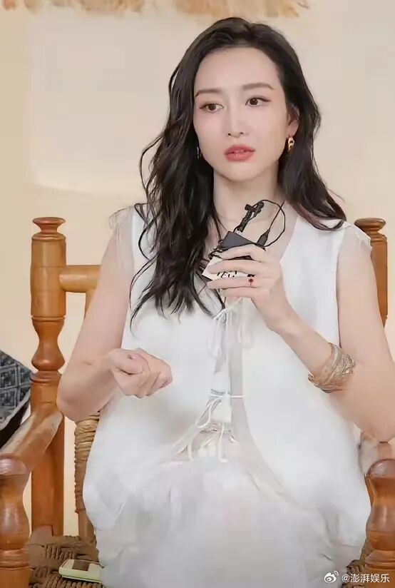 王鸥 何九华从话剧前排低调应援到直播单身宣言，王鸥何九华的五年绯闻像悬疑剧，同居