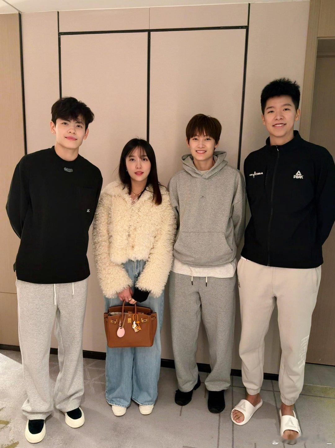 杨力维杨力维黄思静杨舒予 20260104(作者发布时间)2311合照1p图源: