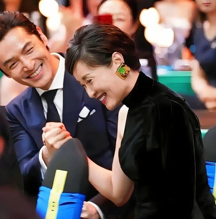 别再用蛮力掰手腕了。
看看吴越怎么“端”住胡歌的手腕。
不是掰，是端。
像端起一