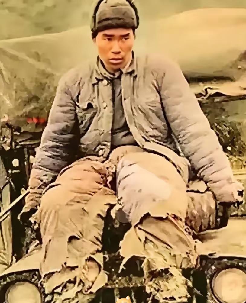 抗美援朝的战场上，美军镜头记录下这样一幕：一名志愿军战士
被俘后，被安置在吉普车