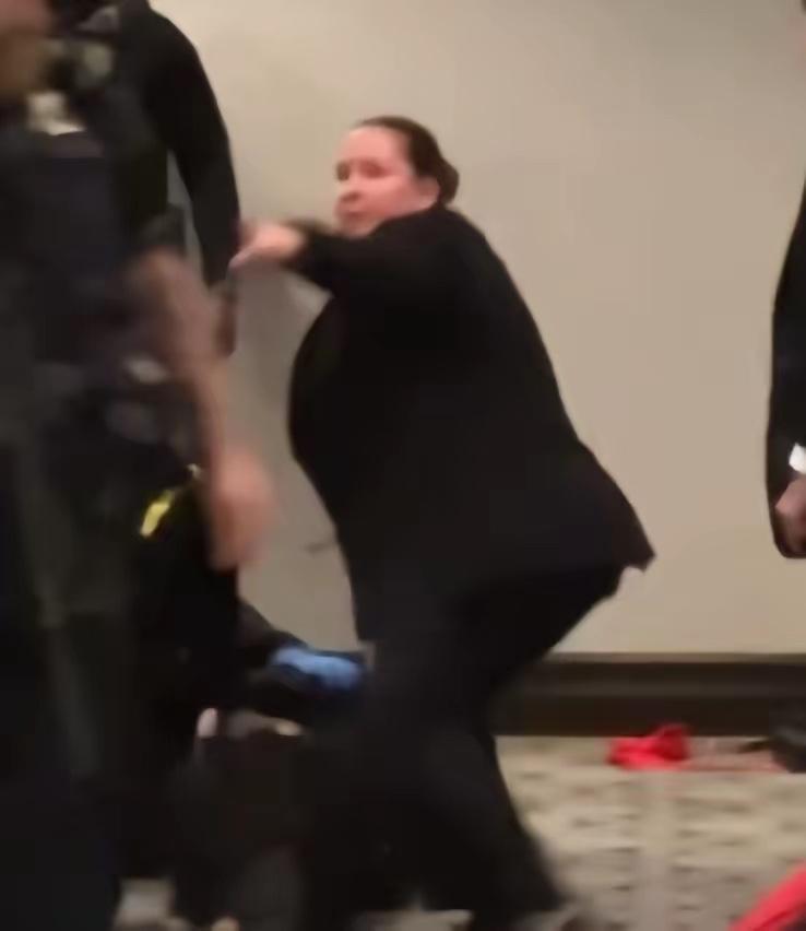 谁都没想到，当初全网群嘲、被贴上笨拙标签的女保镖，会在危机时刻，两次扛下最致命的