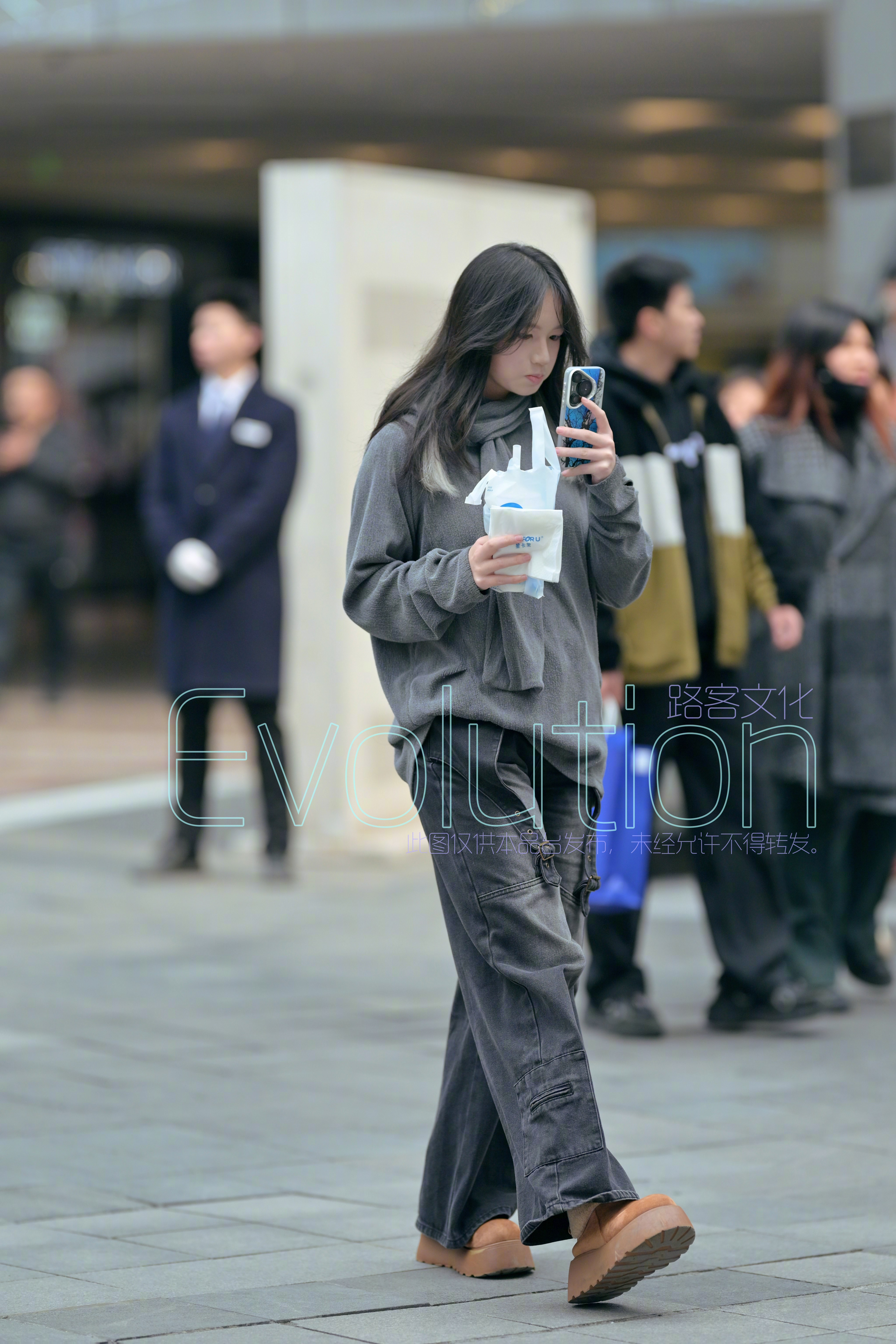 女孩子这两年都很喜欢穿灰色深灰色 十年前看都不会看[允悲] ​​​