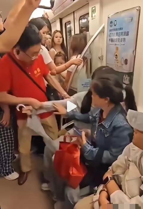 老人强拽女孩事件，成都地铁的回复算是给大家吃了个定心丸！
6月22日，成都2号线