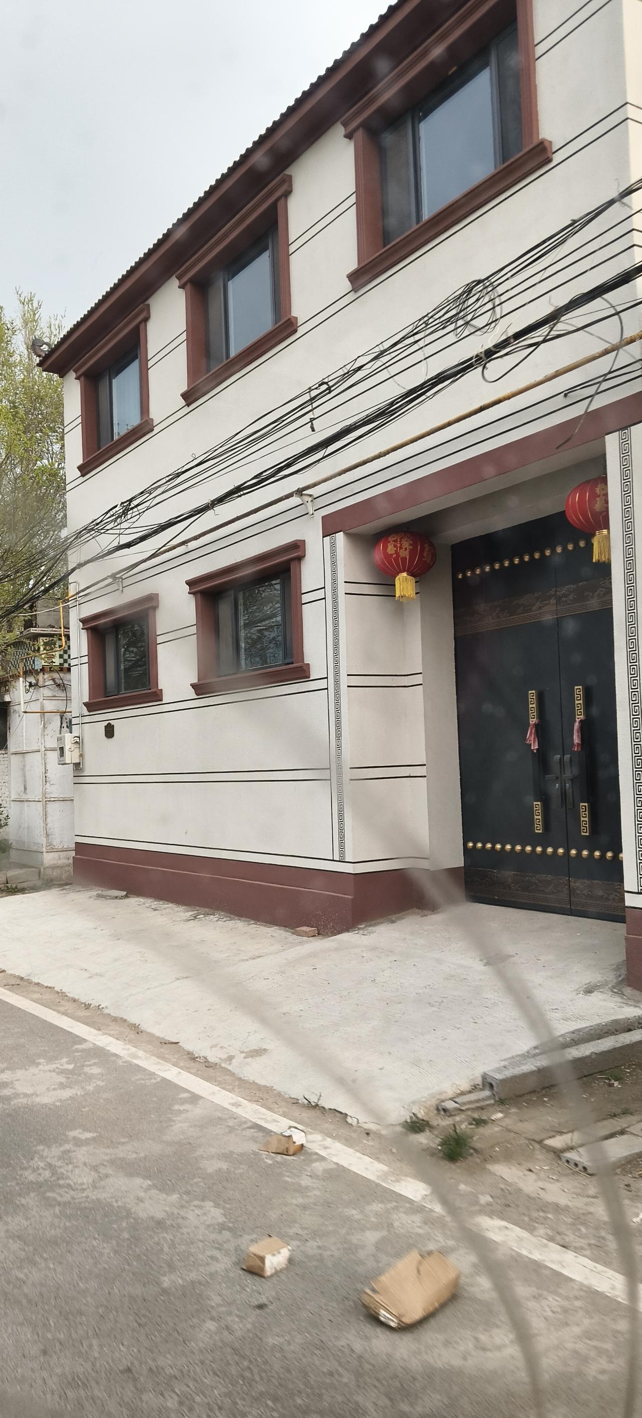 从房屋的年代可以看出中国的发展变迁，真是日新月异，突飞猛进，第一个第二张照片是土