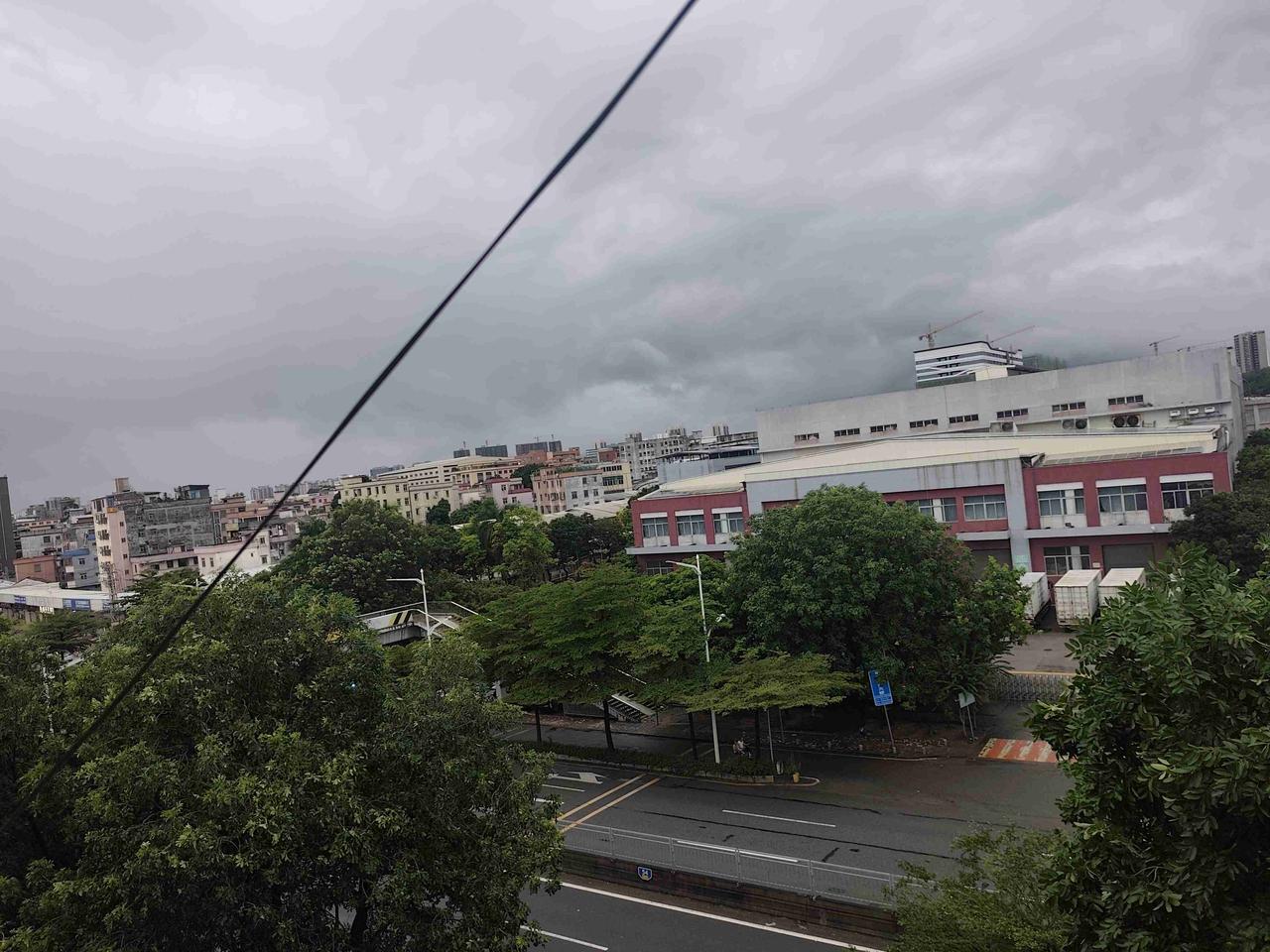 我的今日状态：😁轻松愉快
我这里的天气：🌧下雨
7月26日，今天是台风“红霞