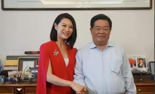 1971年，曹德旺当炊事员时，发现有女人偷东西，抓住她后，女人立马求饶：“只要你