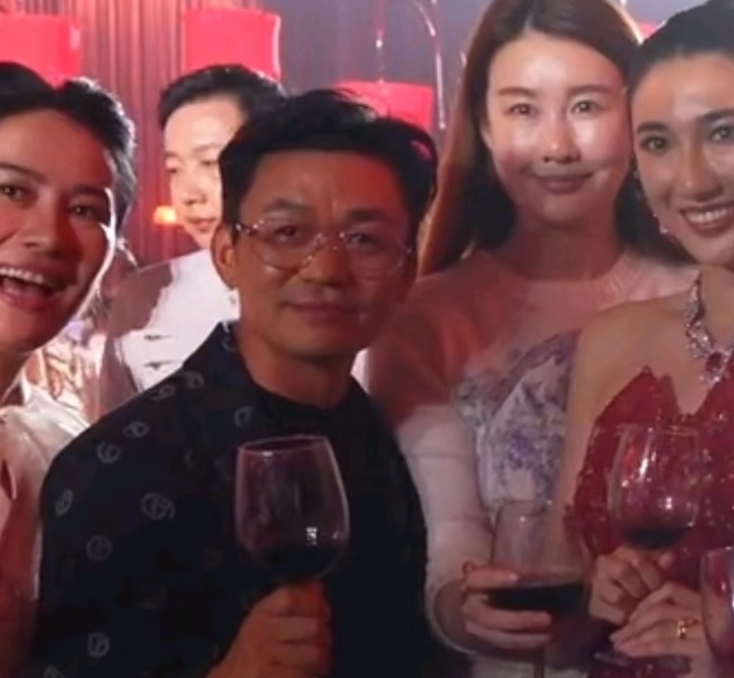 王宝强和女友冯清参加婚礼，俩人已经在一起八年了！ 