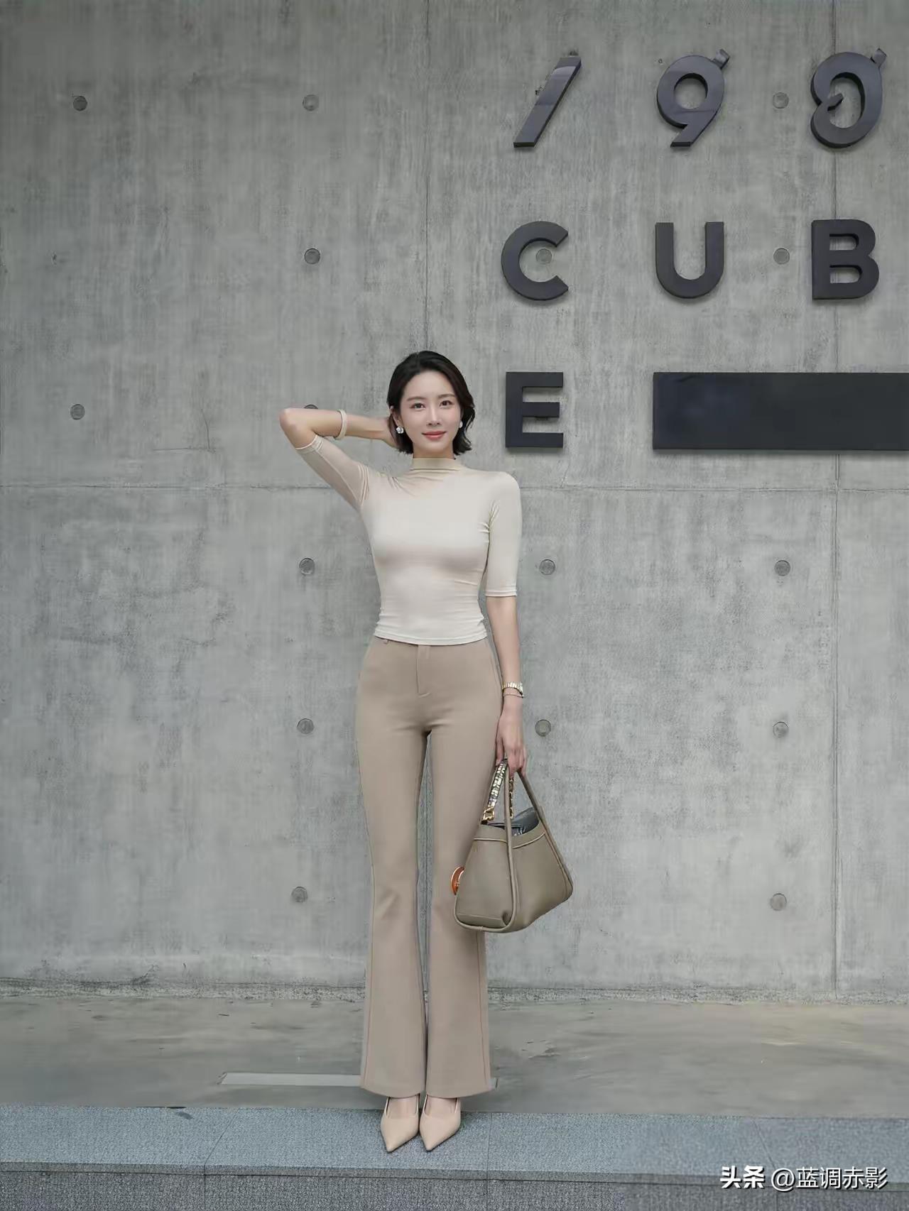 米色高领衫搭配阔腿裤，简约而不失时尚感，手拿小包，气质满分！