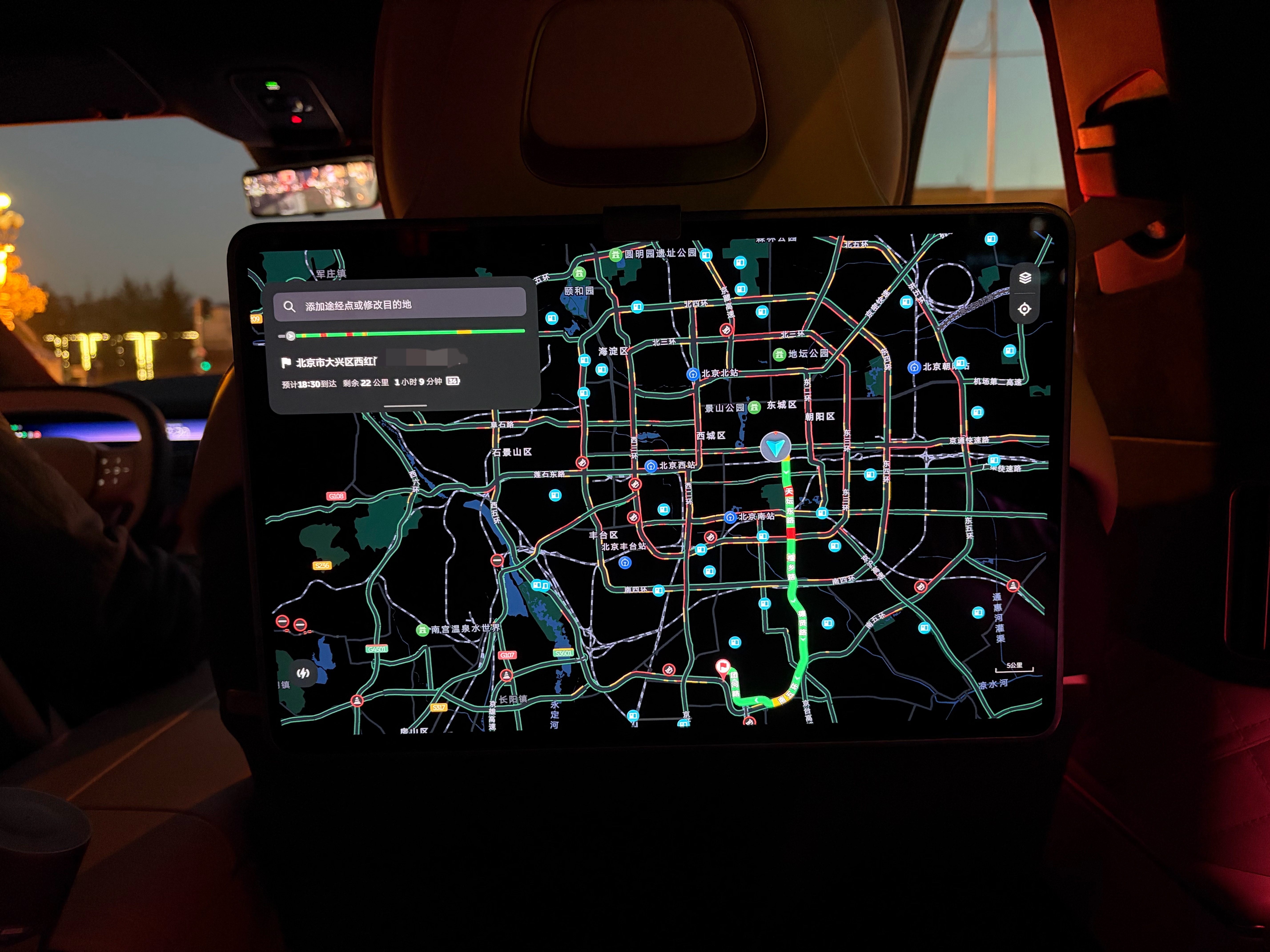 北京晚高峰真的是太堵了22 公里要走一个小时 很少坐 ET9 的后排，今天同事开