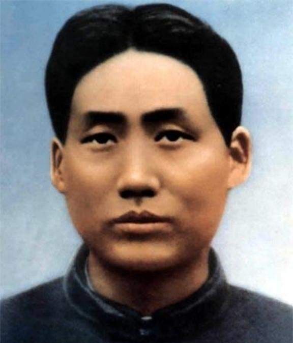 1927年，毛泽东被捕后，在押去处死路上，突然对一名团丁说：“老哥，我腿疼，伤筋