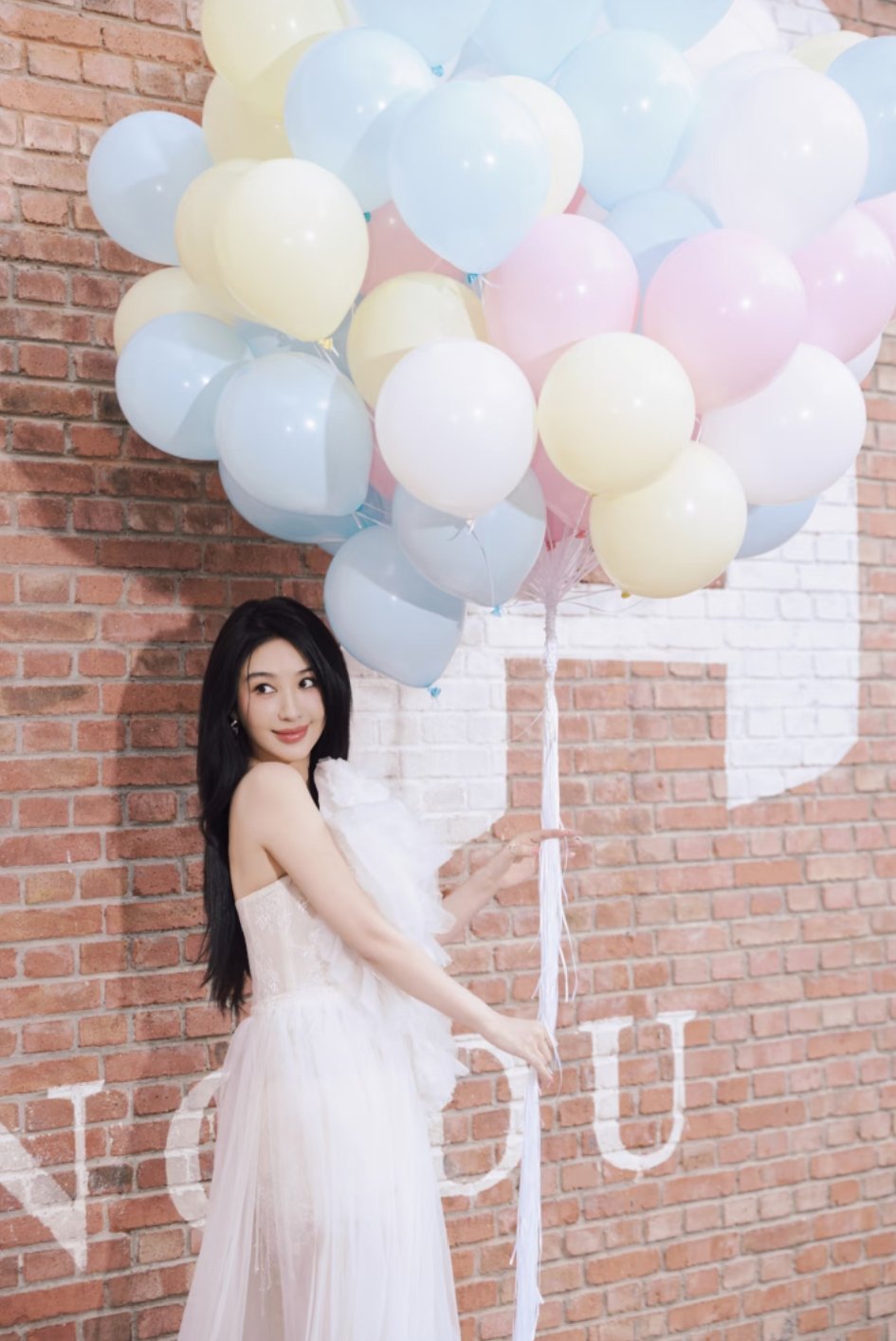 李菲儿和气球合影图～“缓存一些快乐时刻·˚ 🎈✧.*” 