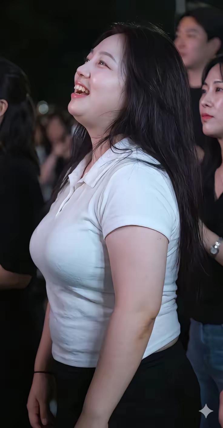 突然发现现在微胖的女人其实也挺好看！有一种特别的美！以前总觉得女人胖乎乎的，一点