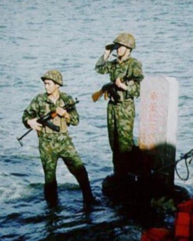 1990年，我国驻南薰礁的11名战士突然失联，后来派船过去查看，才发现11名战士