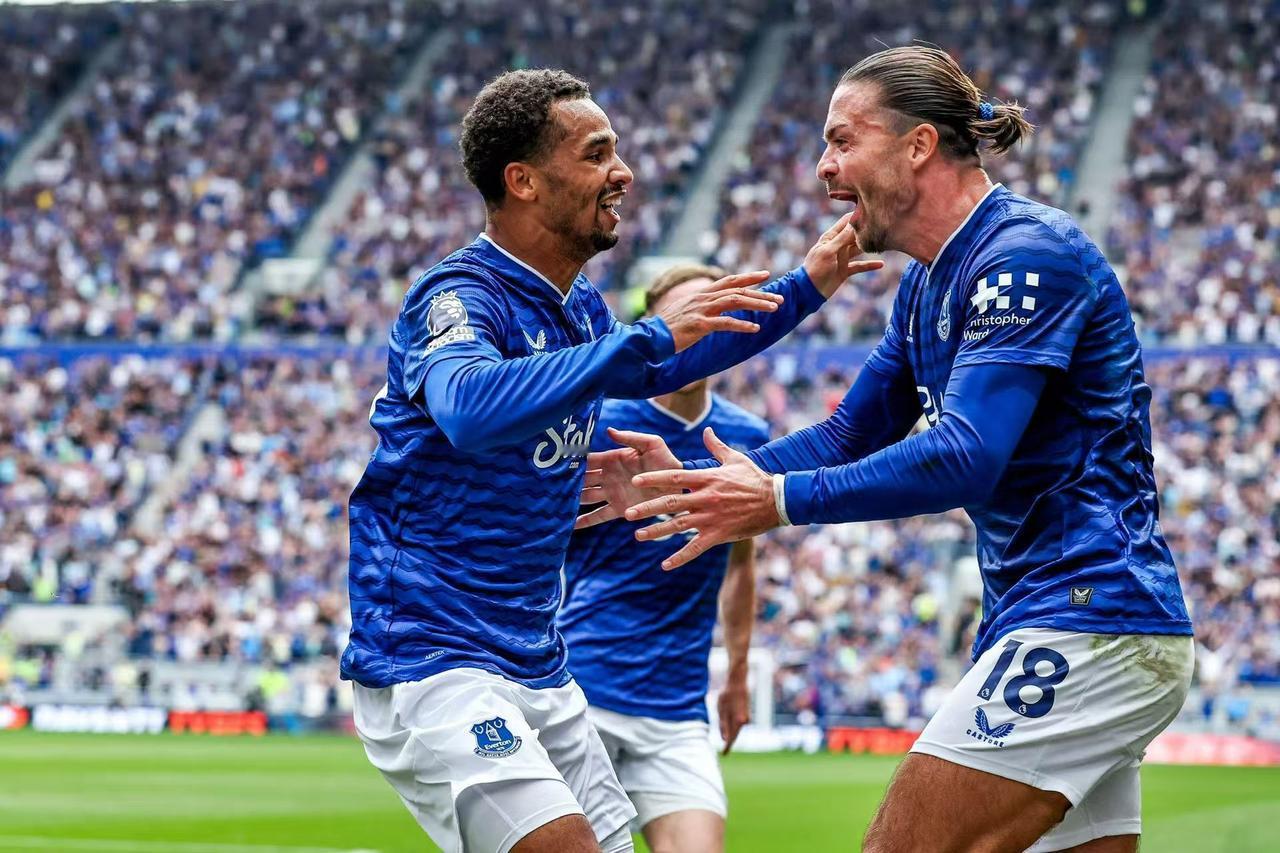 【格拉利什缺阵三个月】罗马诺报道，租借效力埃弗顿的英格兰边锋格拉利什遭遇腿部应力