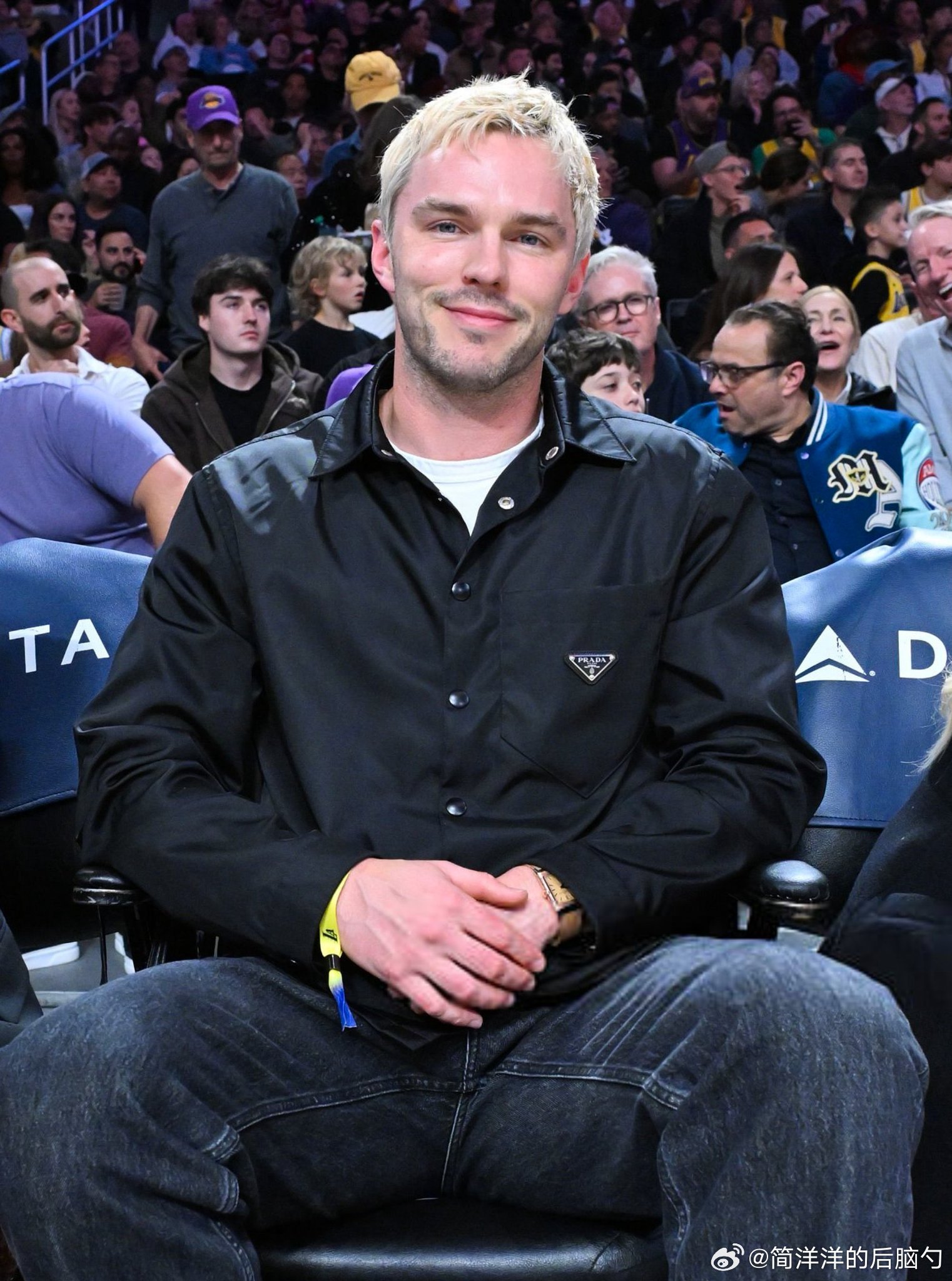 尼古拉斯·霍尔特出现在了湖人队和骑士队的篮球比赛现场这个发色真的好适合他啊啊啊啊