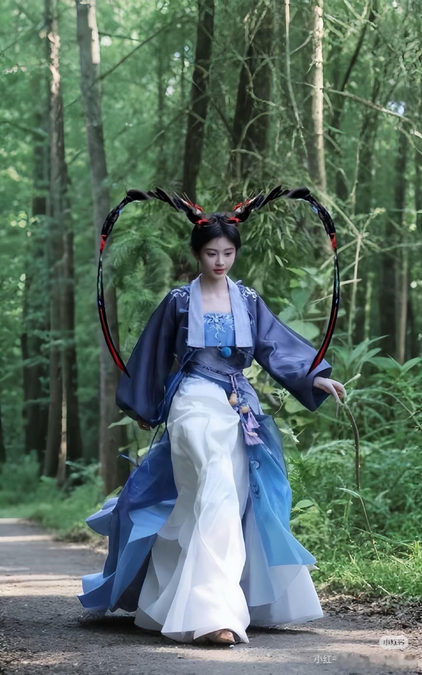 鞠婧祎广式双马尾原本路透妆造是少女双马尾，怎么有人p成广式双马尾了呀[允悲]，鞠