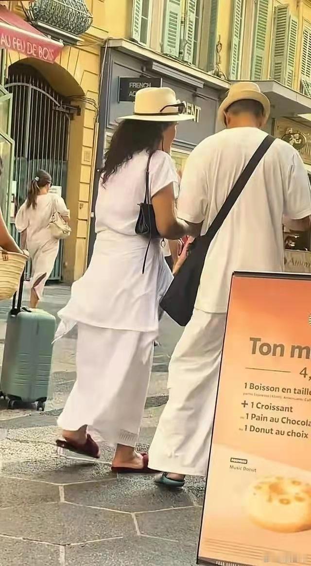张兰退休了，她与男朋友穿着情侣装在法国街头漫步，休闲又惬意！ ​​​