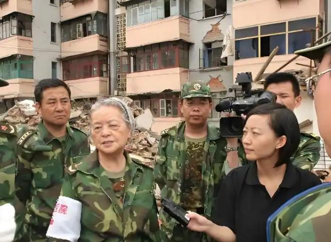 2008年的汶川地震，成都军区某位军长，猛的从凳子上站了起来，厉声训斥一名手下：