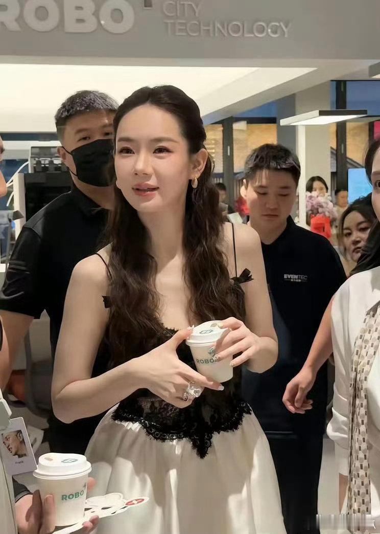 戚薇这面相是又变了吗？感觉不太一样了！ 