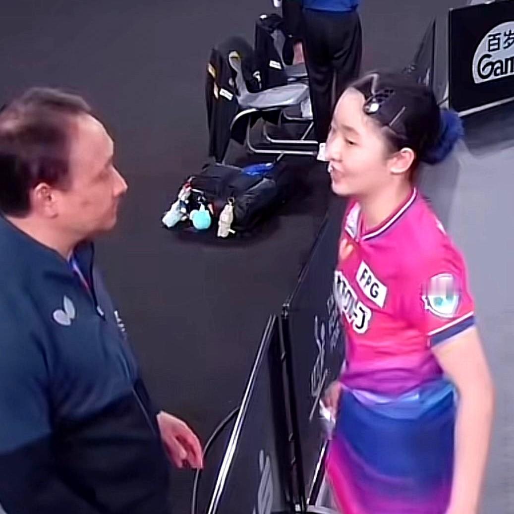 4:10，对手手握6个赛点，17岁的张本美和快要哭了。

父亲在场边吼，让她大角